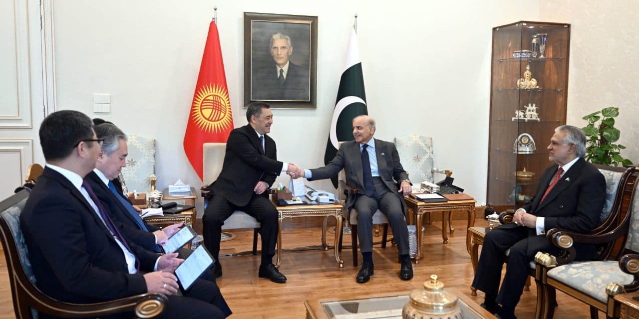 Кыргызстан получит доступ к портам Пакистана: итоги встречи Жапарова и Шарифа