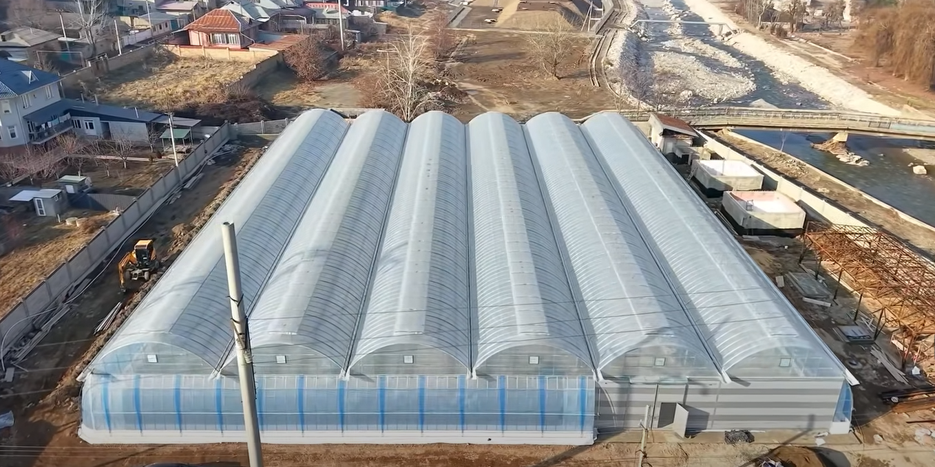 В Оше завершают строительство первой в стране «умной» теплицы площадью с футбольное поле