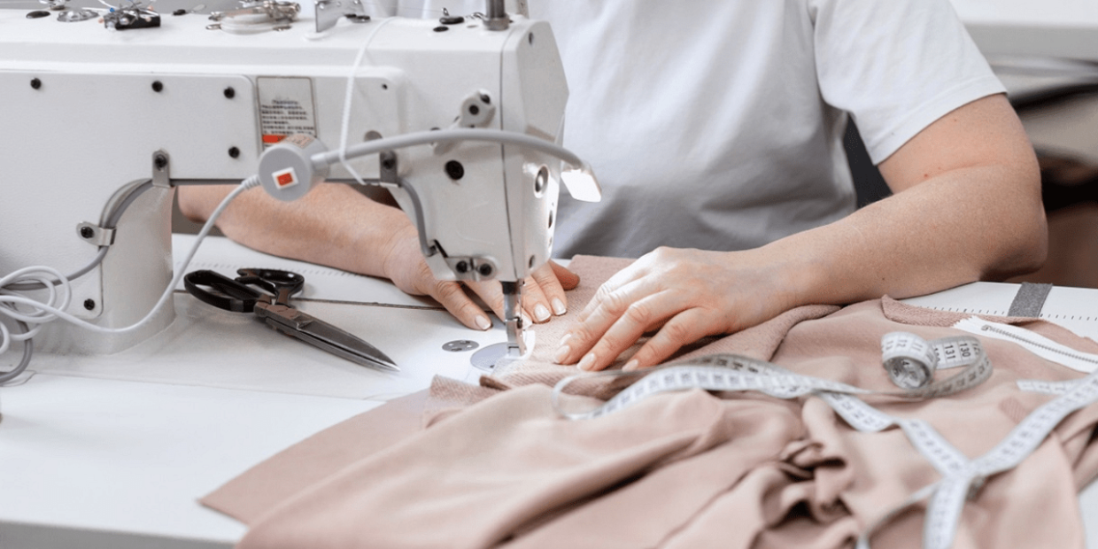 Отсутствие сертификации и сложности с маркетплейсами привели к закрытию 3 тысяч швейных цехов в КР