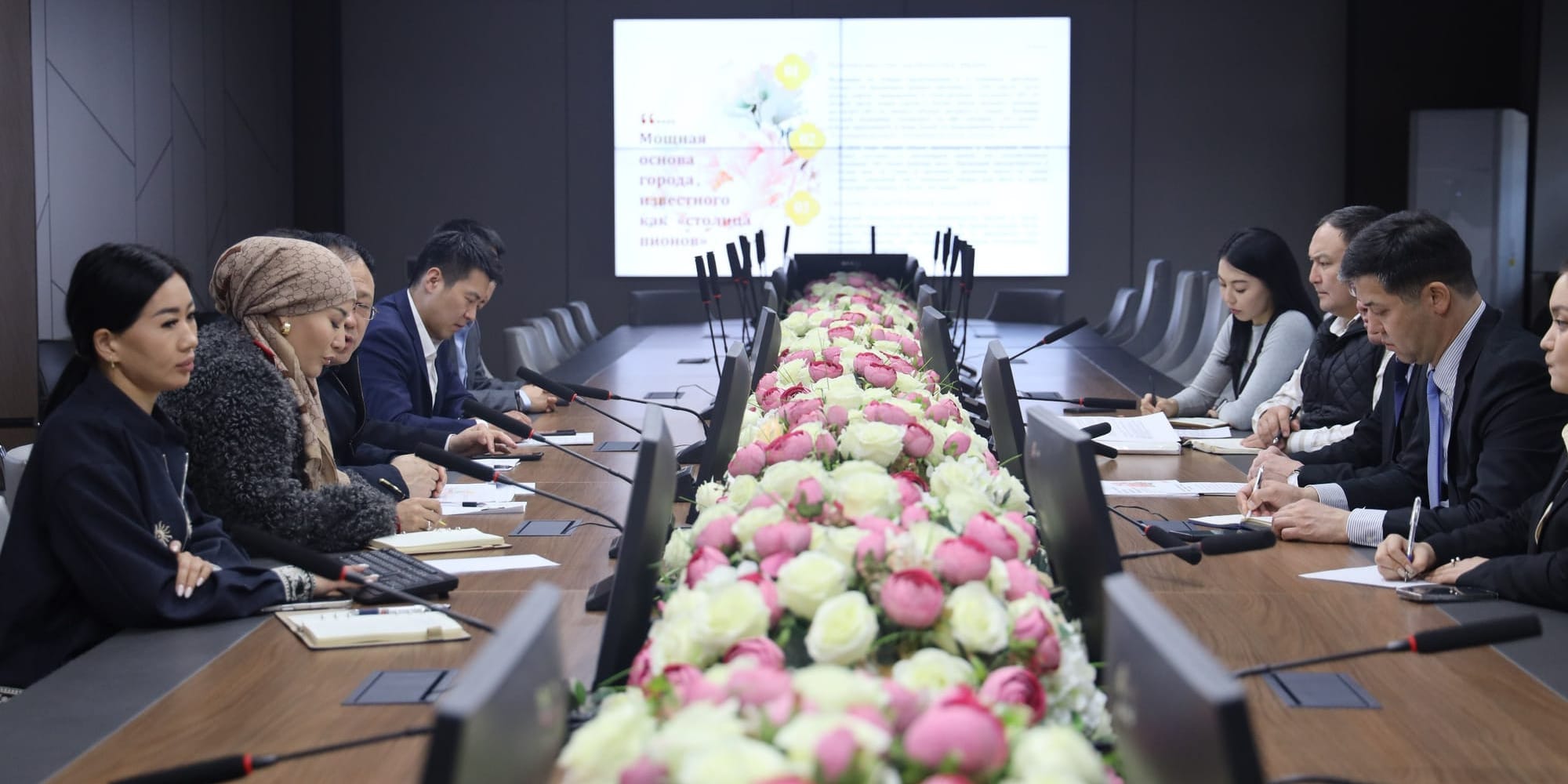 Минсельхоз КР и центр Хэцзэ обсудили промышленное выращивание пионов