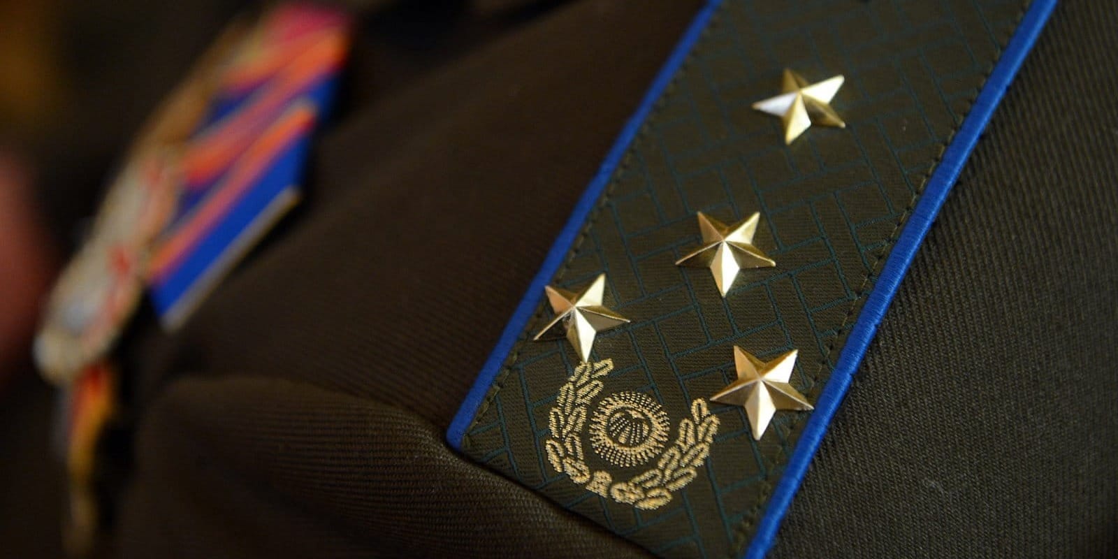 Погоны — не для всех: в КР предлагают изменить систему званий госслужащих