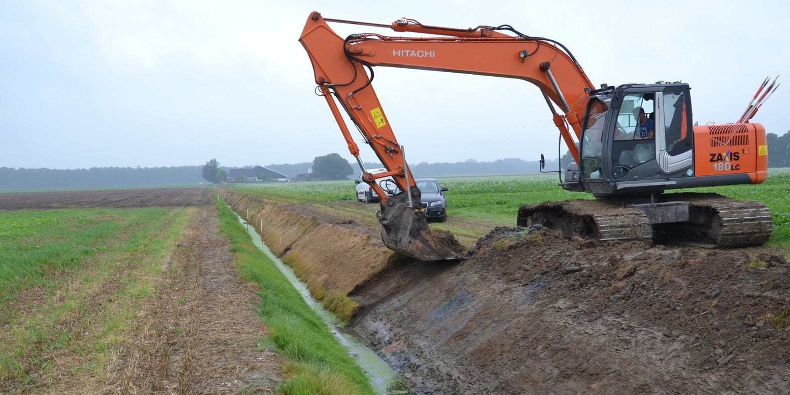 Подготовка к поливу: в Кара-Суу чистят каналы и сносят постройки