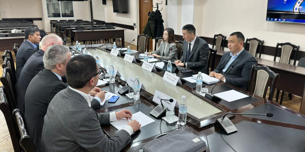 Электромобили, зарядки и «умные» дороги: Минтранс обсудил проекты с АБР