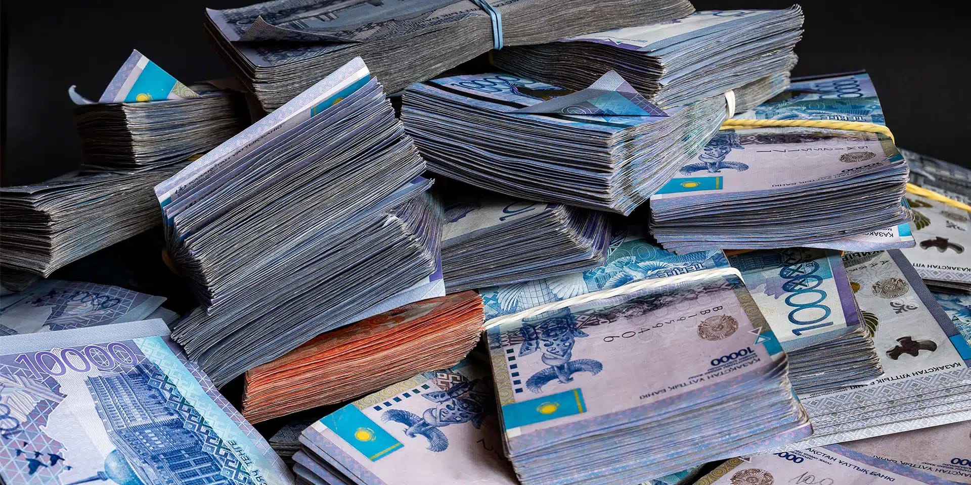 Нацбанк КР разрешил банкам и обменкам свободно работать с тенге до осени 2026 года