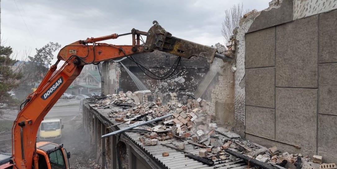 В Бишкеке начали снос кинотеатра «Чатыр-Куль» под строительство культурного центра — фото