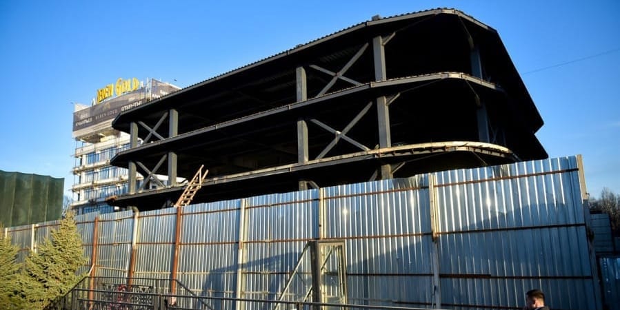 Мэрия Бишкека сносит стройку у ЦУМа: расходы оплатят застройщики