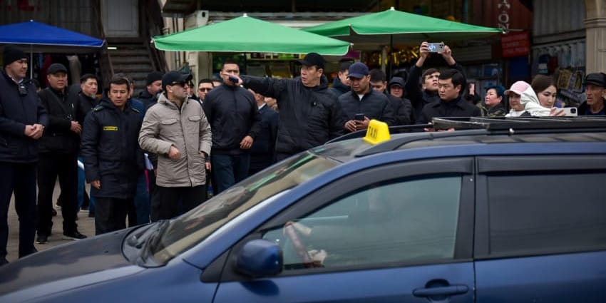 Выговоры и демонтаж: мэр Бишкека проинспектировал рынки «Дордой», «Динар» и «Чынар»