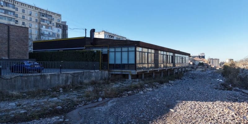 В Бишкеке сносят часть кафе «Аль Бухари» и пристройку над рекой Аламедин