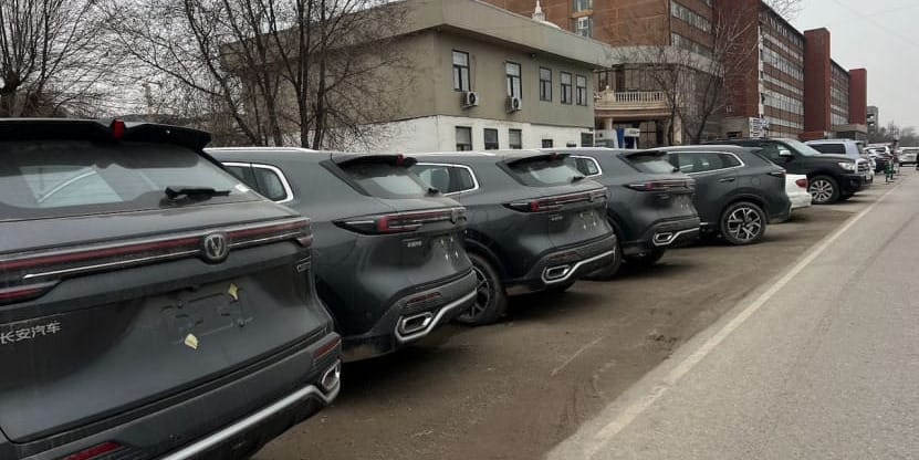 Возле ТЦ «Аю Grand» ликвидируют стихийную стоянку ради платной парковки