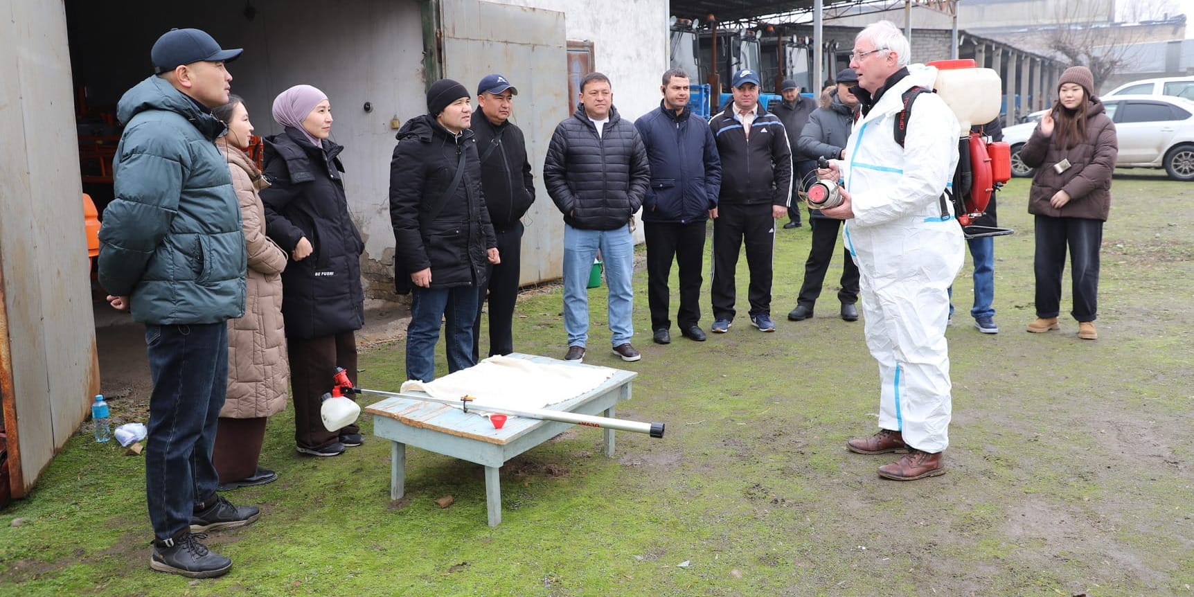 ФАО и JICA обучили аграриев Кыргызстана бороться с саранчой по технологии УМО