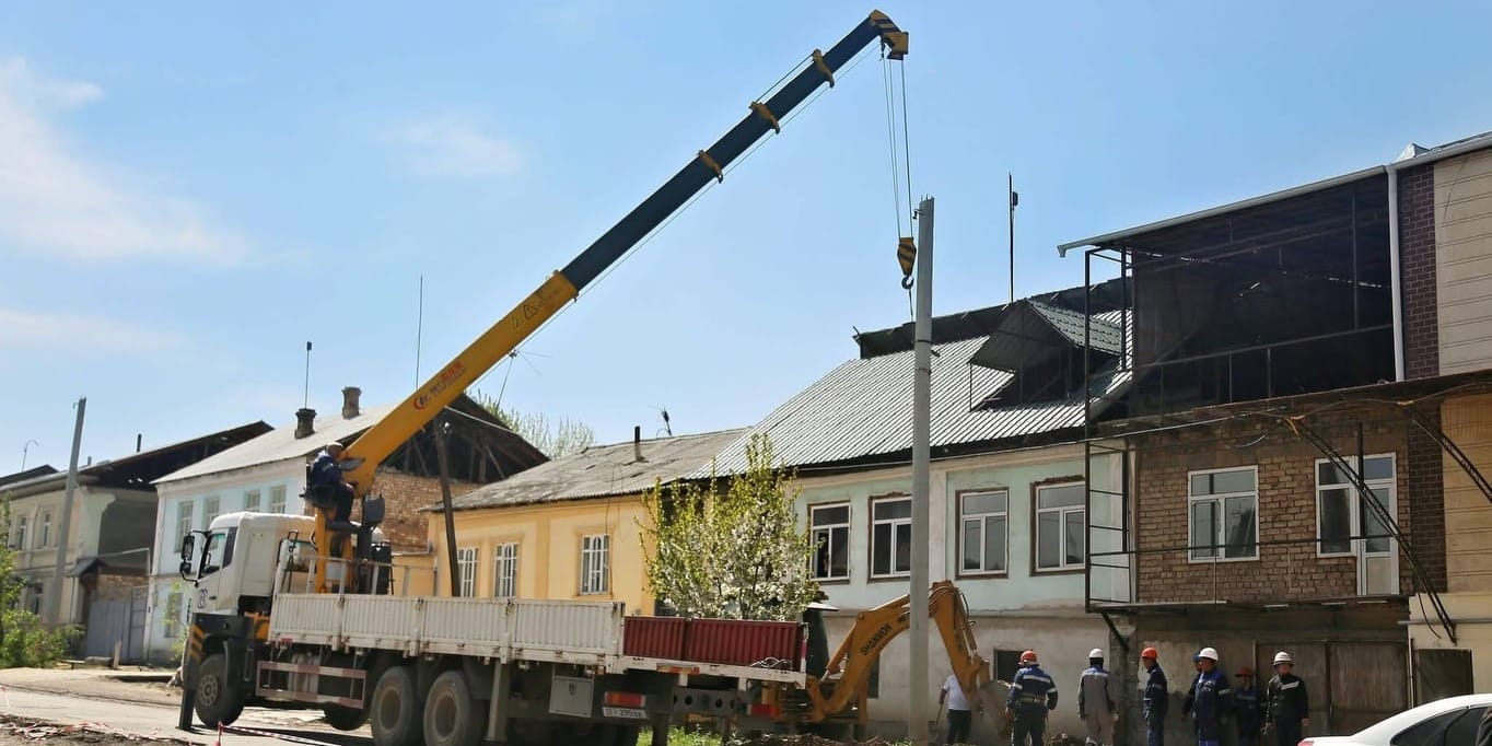 В Оше перенесли десятки опор ЛЭП ради дорожных проектов