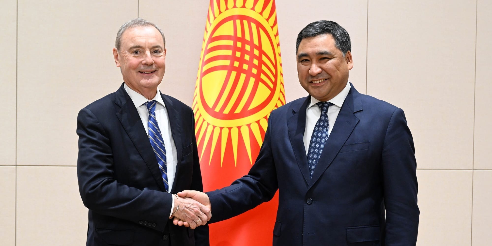 Данияр Амангельдиев и Дэвид О’Салливан на встрече по санкциям в Кыргызстане 26 февраля 2026 года