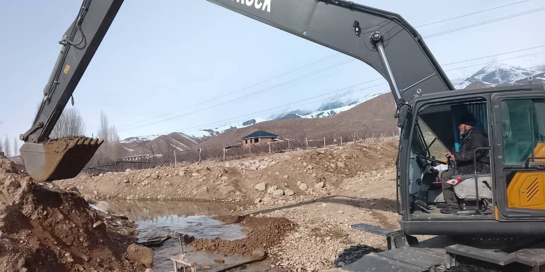 В Садыр аке начали очистку 26 км каналов к весне