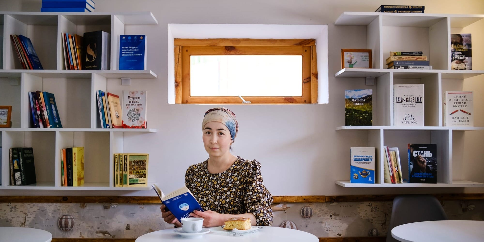 «Всё начинается с мечты»: история Дүйшөнкула Садыкова, открывшего кафе-читальню «Book&Bite» в родном Пульгоне