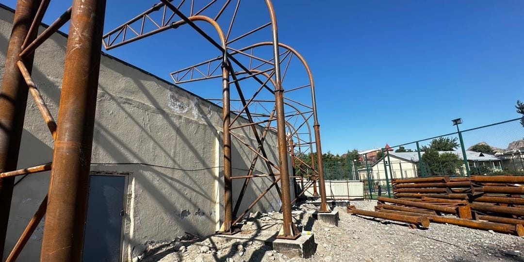 Минстрой проверил стадион в Оше после жалобы