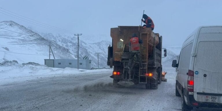 Снег и лавины на перевалах КР: какова ситуация на стратегических трассах