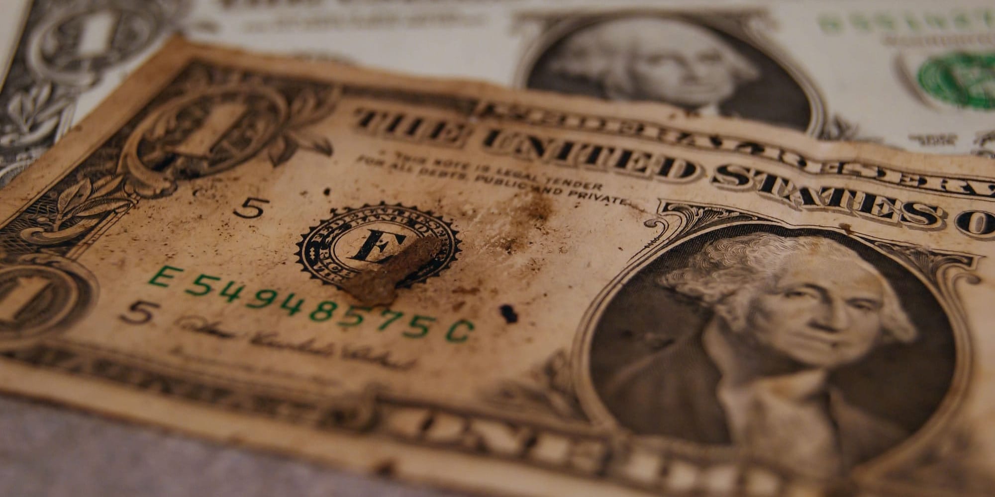 Нацбанк КР разрешил банкам вывозить старые доллары до сентября 2026 года