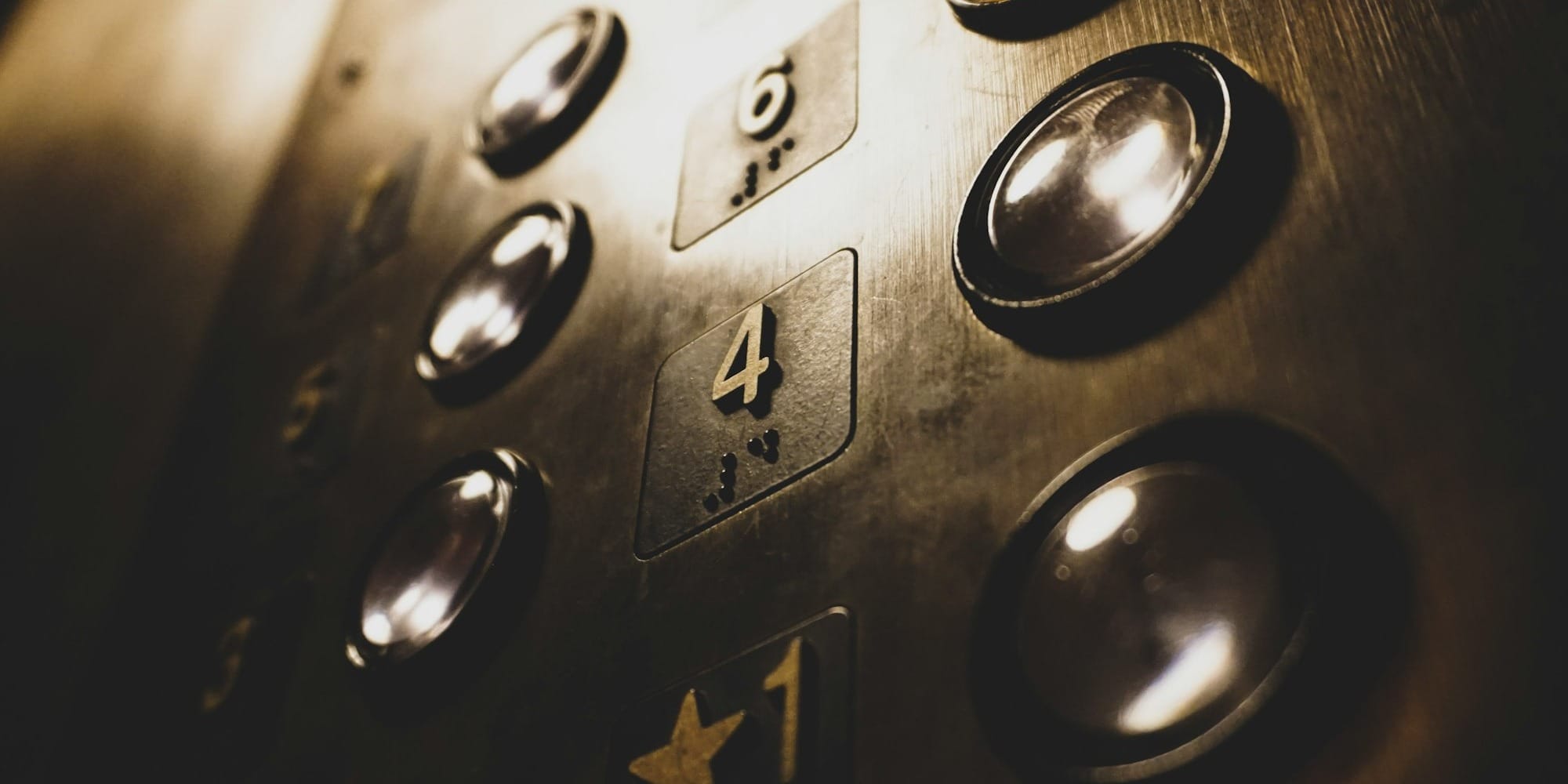 Мэрия Бишкека объяснила, кто обязан менять силовой кабель лифта