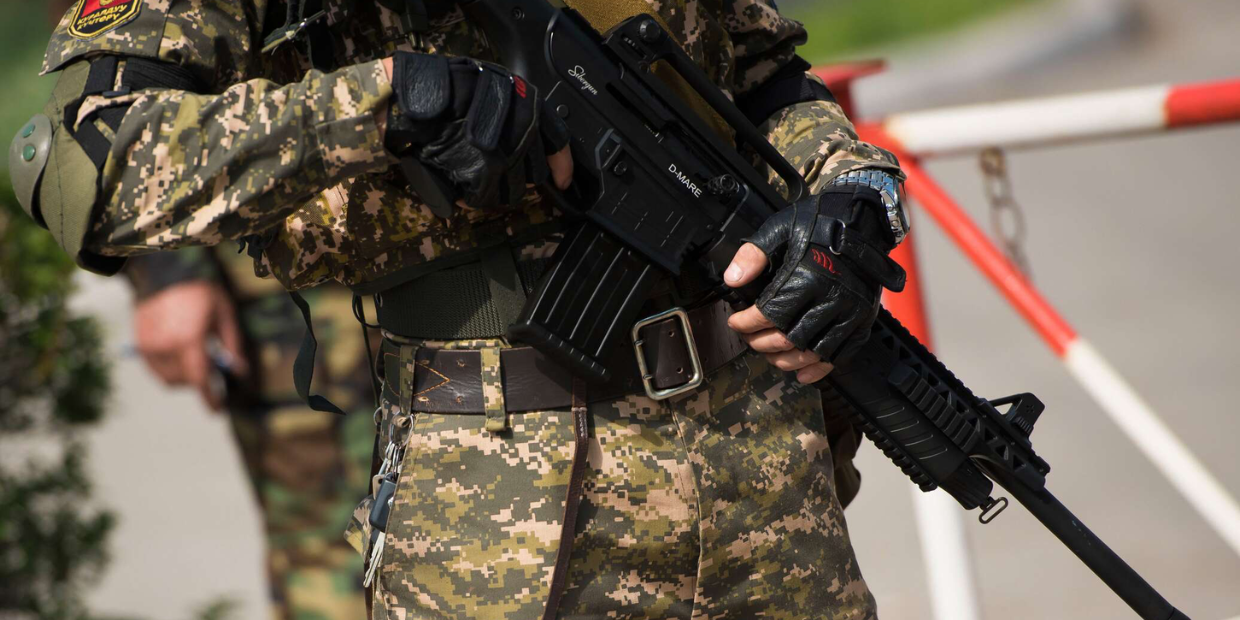 Месяц за два: Жапаров утвердил новые льготы по выслуге лет для пограничников