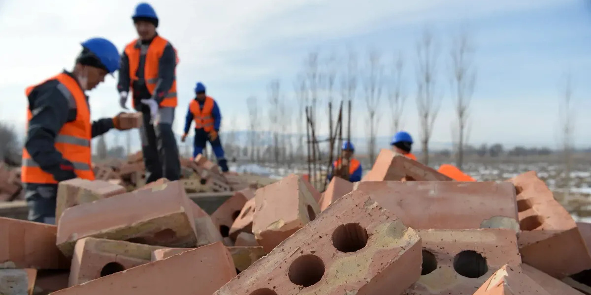 Переселенцы в Исфаре недовольны состоянием домов, полученных при обмене землями с КР