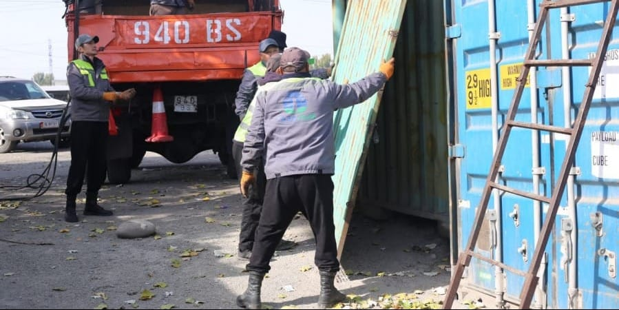 Мэрия Бишкека принудительно демонтирует 24 торговых объекта на улице Ауэзова