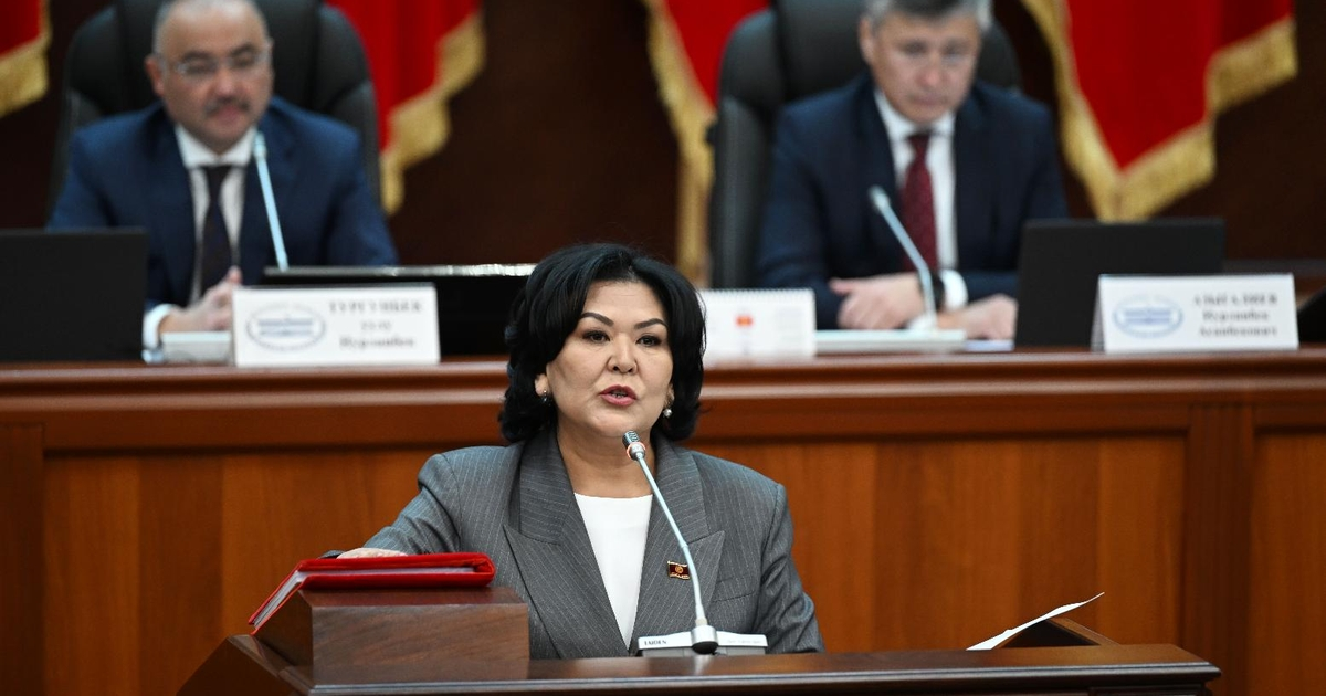 В ЖК продолжают сдавать мандаты: парламент покинула Гулсункан Жунушалиева