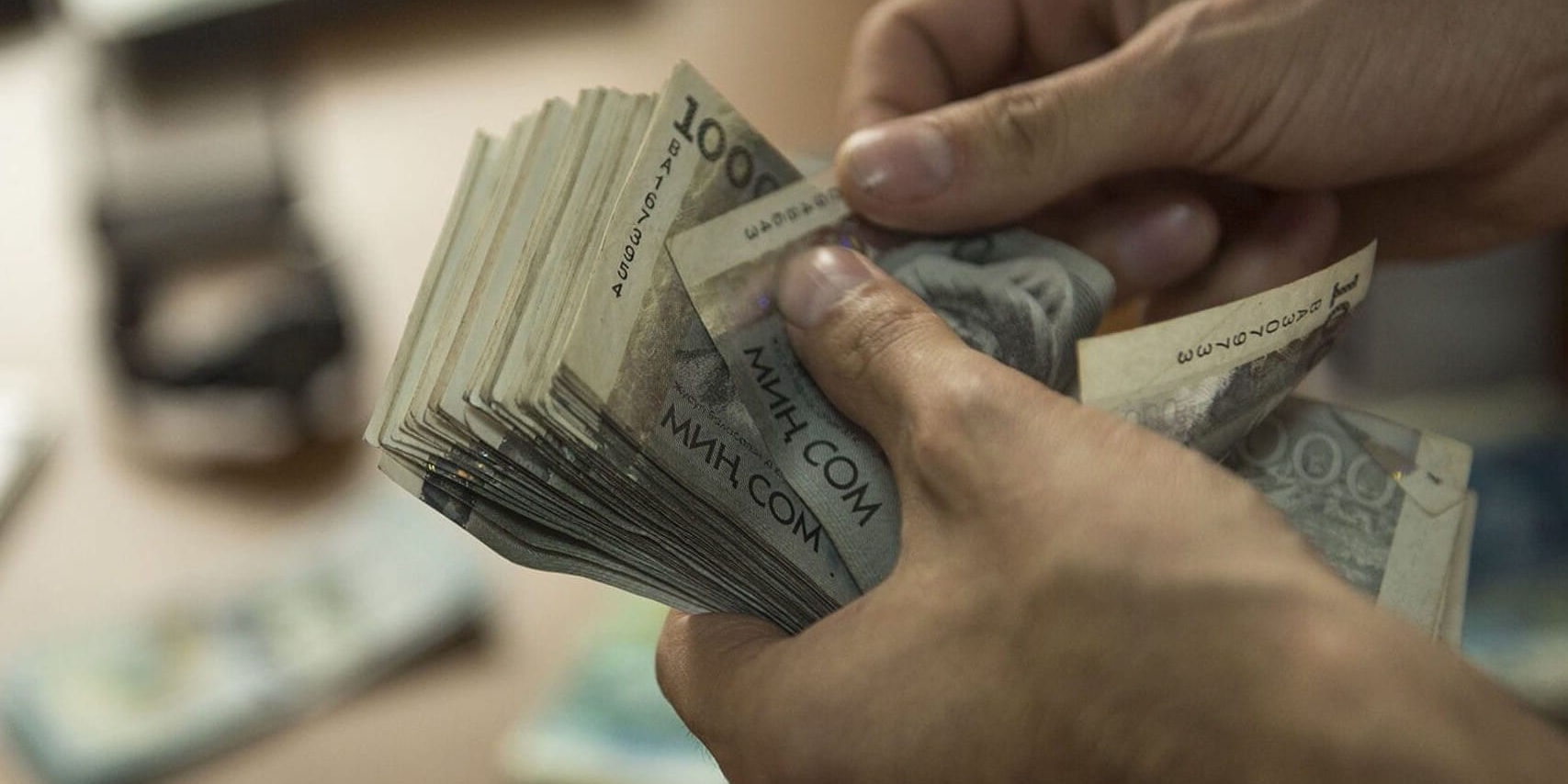 С 1 апреля бюджетникам Кыргызстана поднимут зарплаты — подробности