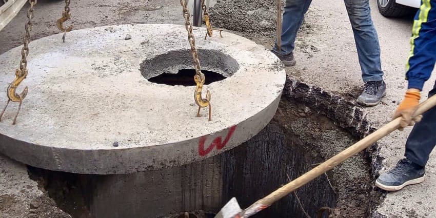 В Бишкеке внедряют новую технологию установки дорожных люков