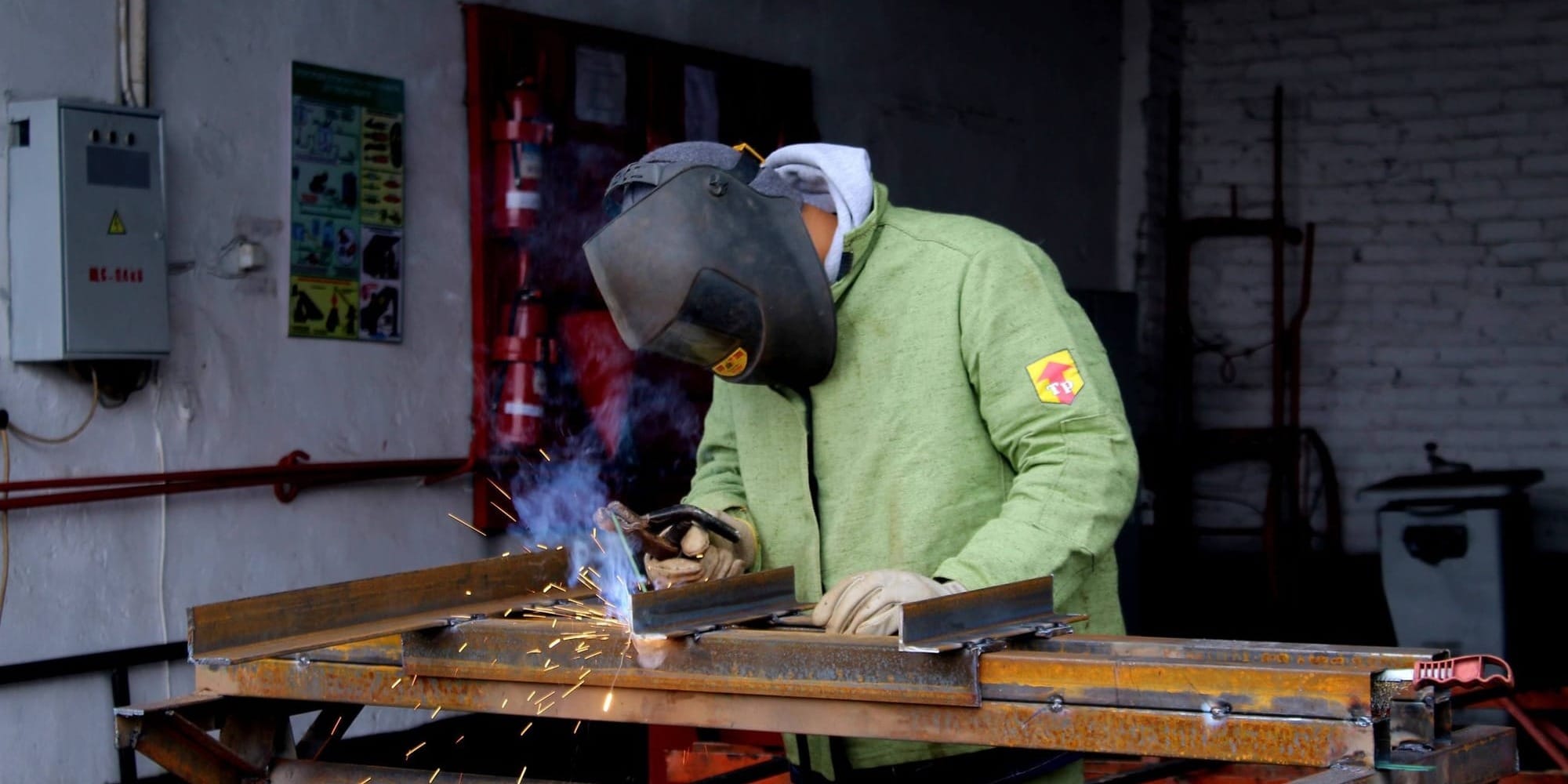 Энергетики Чуйской области начали производить траверсы для ЛЭП