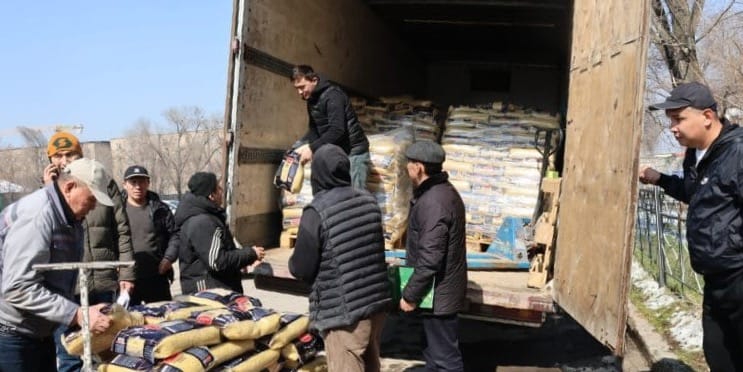 Малообеспеченным семьям Бишкека и Чуйской области раздали 500 продуктовых наборов