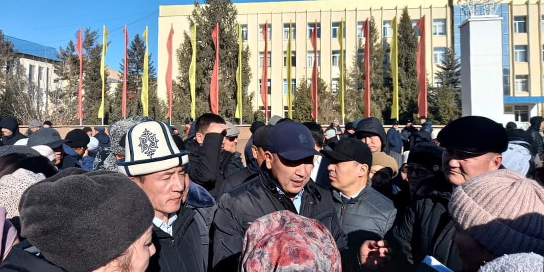 Локализация протеста: муниципалитетам КР предлагают дать право определять места для митингов