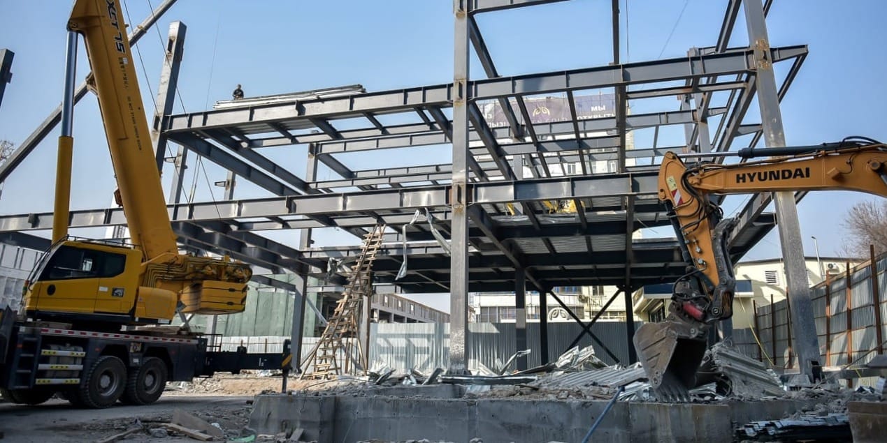 Фонтан вместо бутиков: мэр Бишкека проинспектировал снос конструкций возле ЦУМа