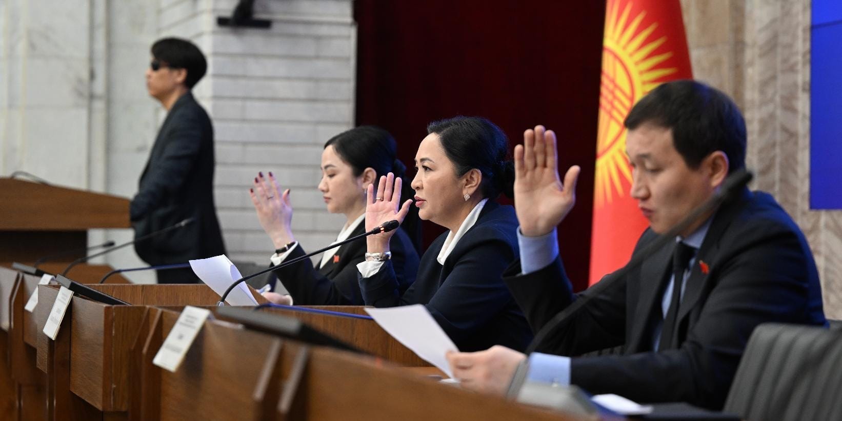 В ЖК решили уточнить, чем депутаты могут заниматься без риска потери мандата