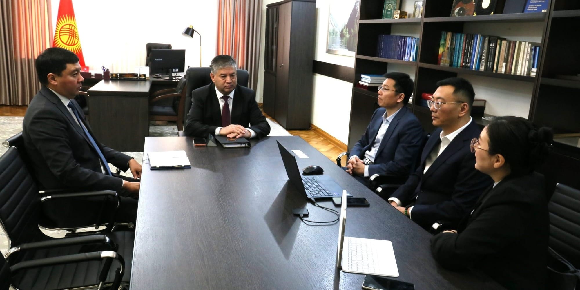 Китайская Longteng рассматривает проекты модернизации освещения в КР