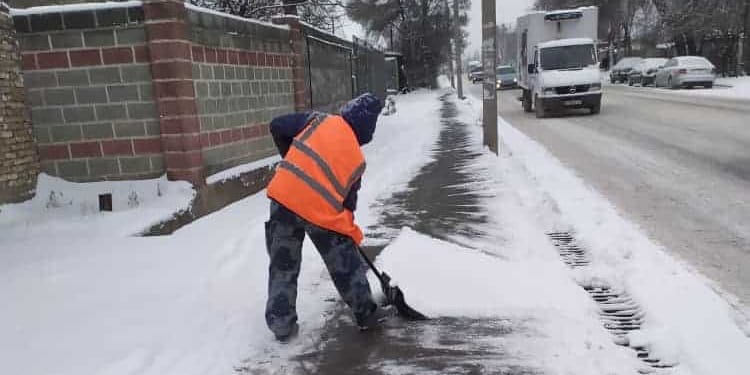 К уборке снега в Бишкеке привлекли 1 тысячу сотрудников «Тазалыка» и 80 единиц техники