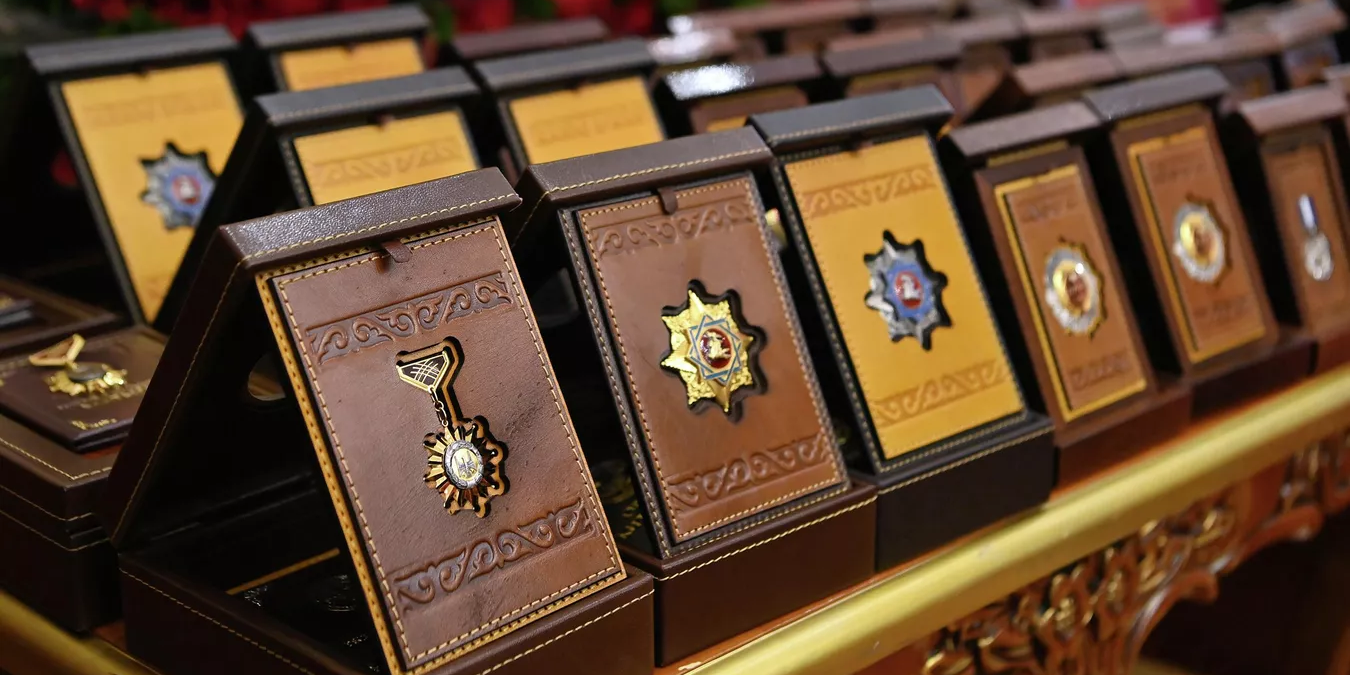 Подписан новый закон о госнаградах в Кыргызстане: что изменится