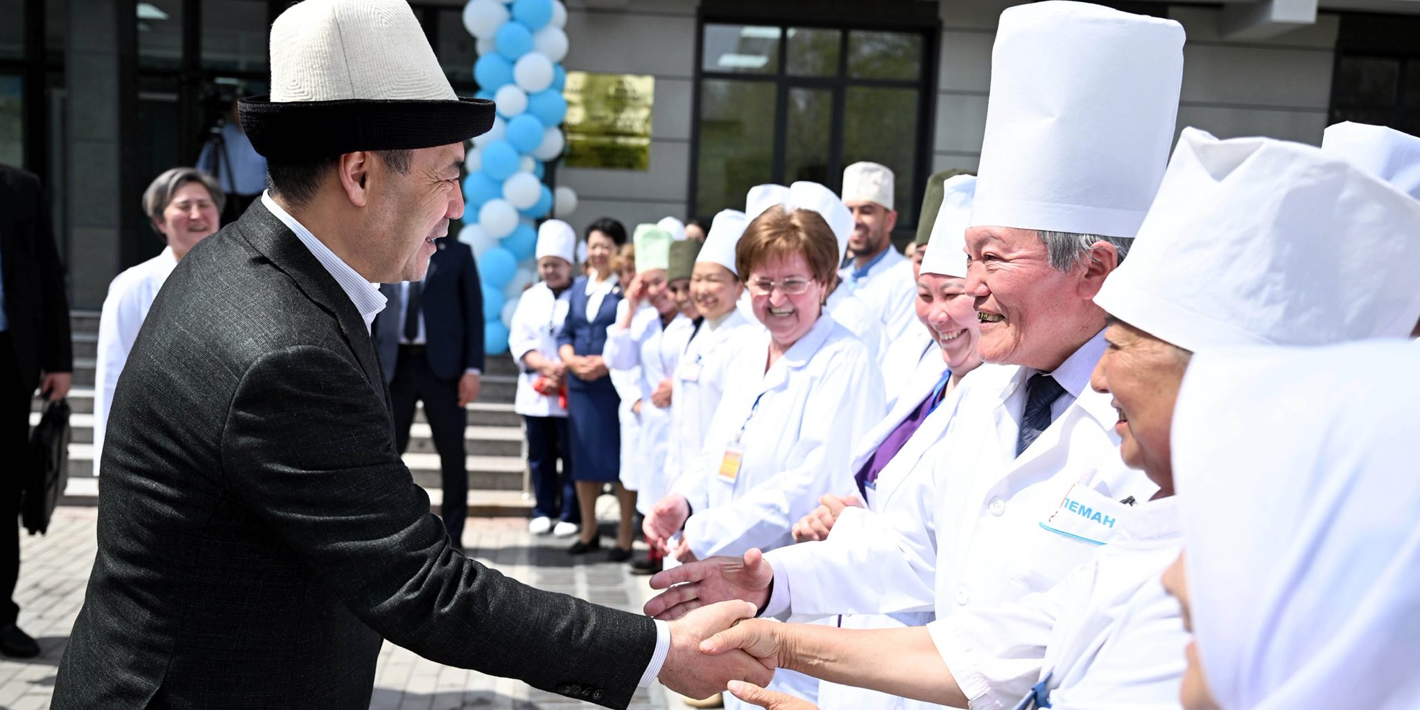 Орунбеков рассказал, какие зарплаты получат в конце апреля учителя и врачи Кыргызстана