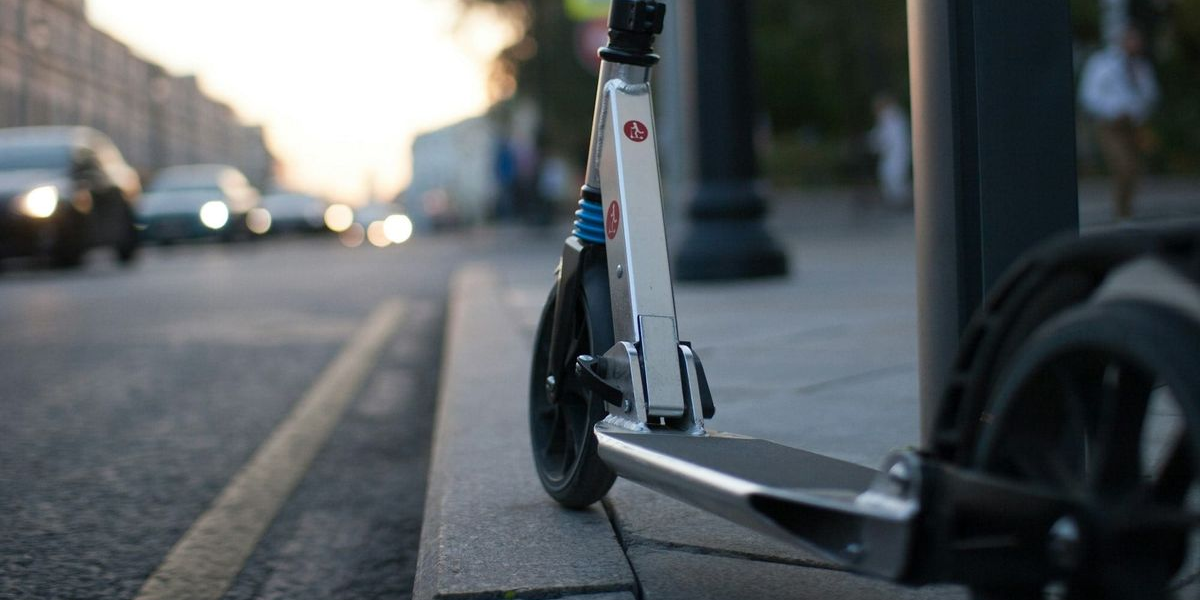 Жители Бишкека могут пожаловаться на брошенные самокаты через «Мой город»