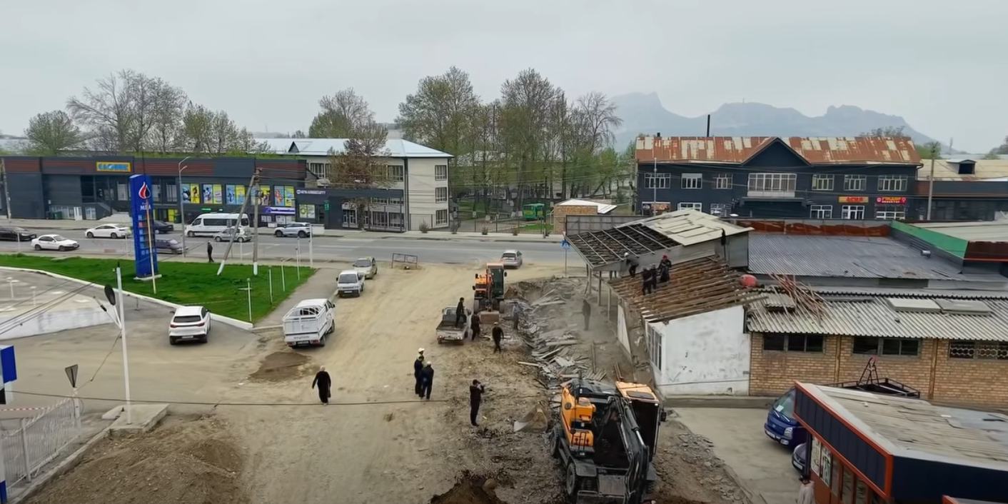 В Оше сносят незаконные постройки для расширения улицы Атабаева