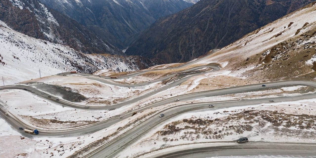 На перевале Тоо-Ашуу ввели ограничения для большегрузов