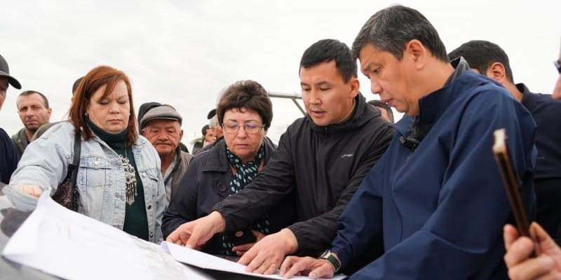 Мэр Бишкека обсудил с жителями Новопавловки строительство дороги к объездной: подробности