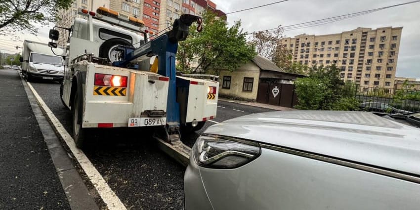 В Бишкеке за три часа эвакуировали 37 неправильно припаркованных машин
