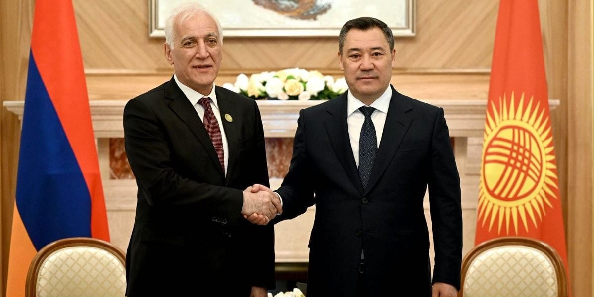 Садыр Жапаров и Ваагн Хачатурян обсудили сотрудничество по линии ЕАЭС и ОДКБ