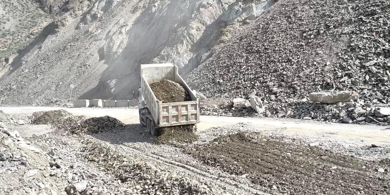 Минтранс расчистил 1.1 тысячи м³ камней на альтернативной трассе Север – Юг