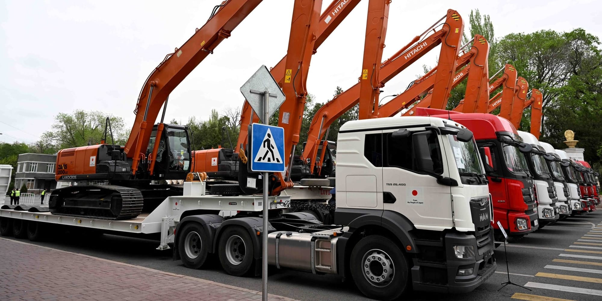 Адылбек Касымалиев передал Службе водных ресурсов 63 единицы спецтехники