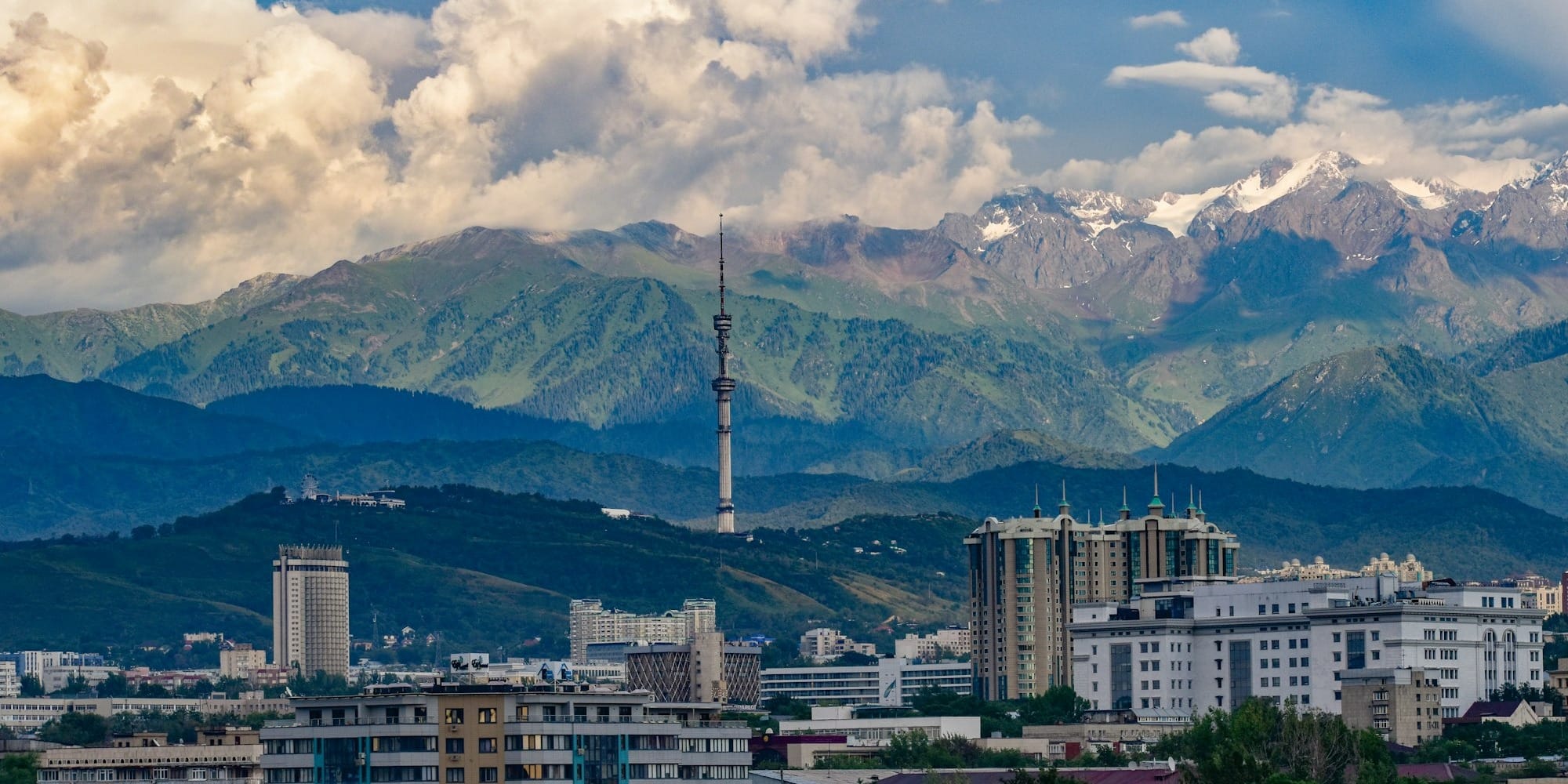 Казахстан ужесточил правила ВНЖ: тест на язык, баллы и 5.7 млн тенге на счету