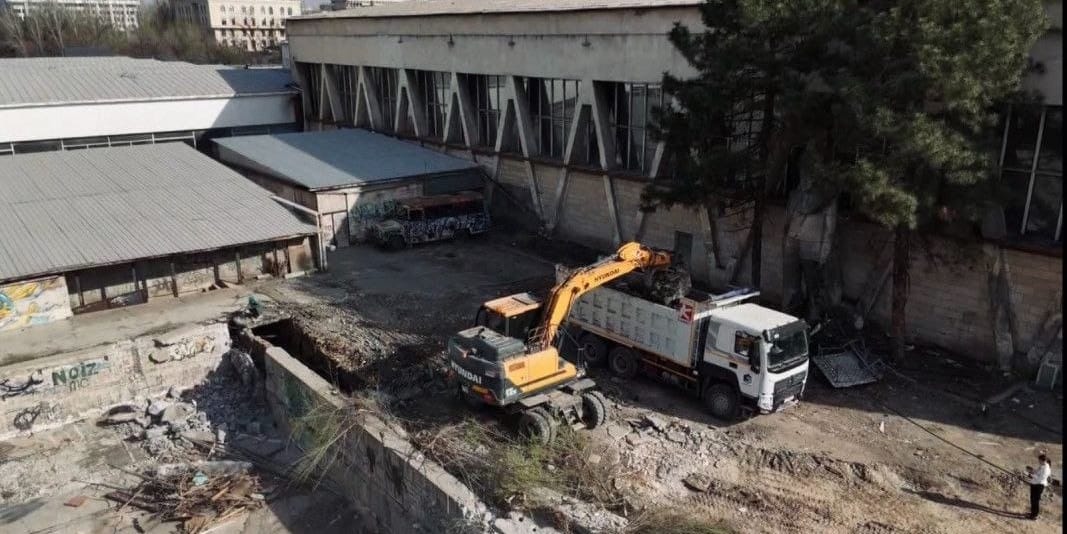 Во Дворце спорта в Бишкеке начали снос старого бассейна под строительство нового