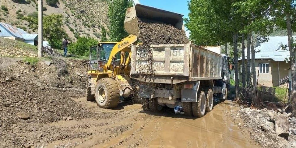 В Аксыйском районе расчистили одну полосу дороги после схода селя