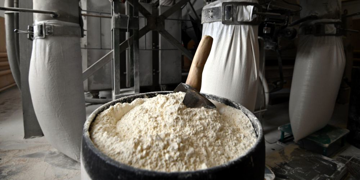 мукомолы Кыргызстана 2026, импорт пшеницы через Казахстан, нулевой НДС на зерно, дефицит муки в КР, цены на хлеб Бишкек, Минэконом КР постановление, логистика КТЖ транзит.