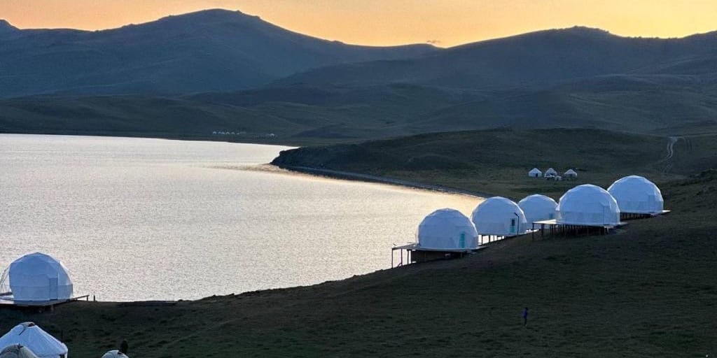 За незаконное строительство глэмпингов на Сон-Куле оштрафовали на 200 тысяч сомов